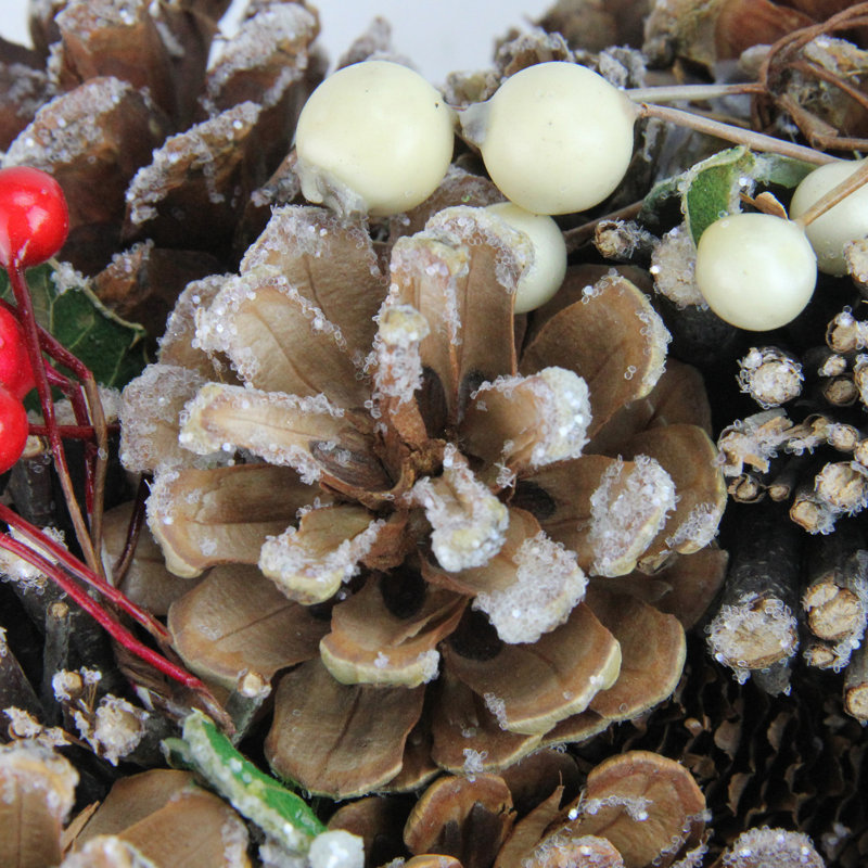 Couronne de Noël artificielle pommes de pin et baies - non éclairée 10,25 pouces
