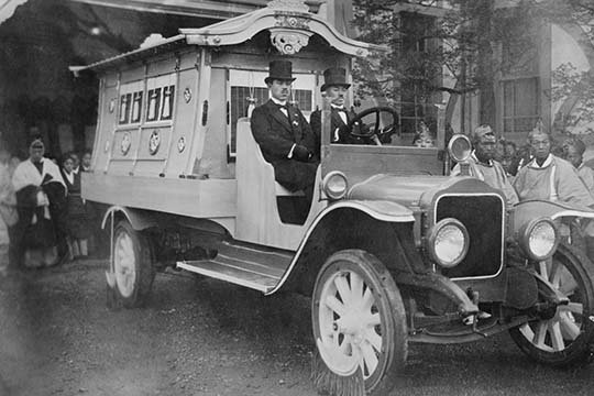 «Japanese Hearse for Okuma», reproduction de photo, H 24 po x l 36 po x P 1,5 po