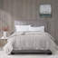 Couverture légère en duvet synthétique avec garniture en satin gris double / grand-119424593-119424583