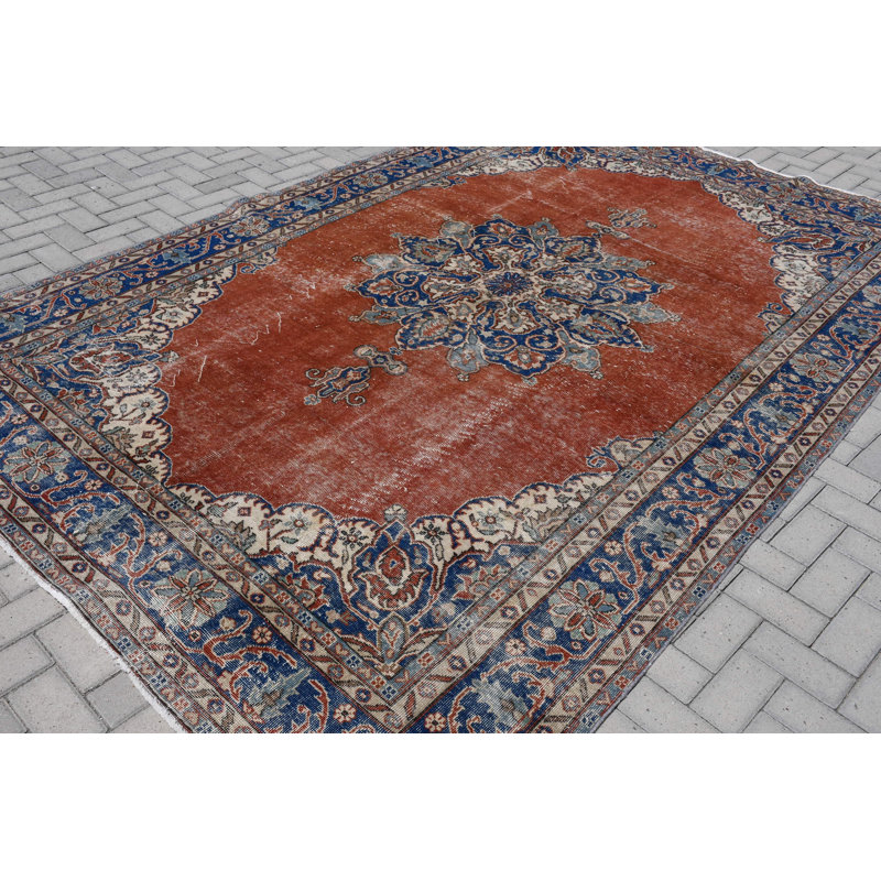 Tapis turc rétro tissé à la main dans un design surdimensionné parfait pour ajouter de l'élégance à votre décor de salon