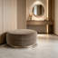 Repose-pieds rond moderne en velours de luxe avec base en métal-514761589