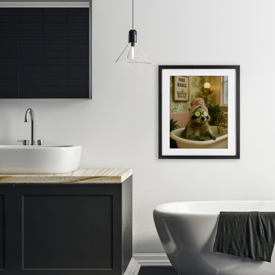 «Raccoon Spa Day Bath», reproduction encadrée sous verre, design par Grotto Studios