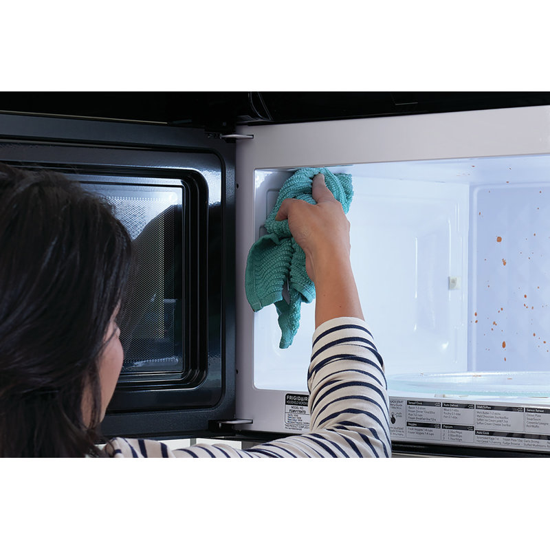 Frigidaire Gallery Pi. Micro-ondes à profil bas au-dessus de la cuisinière