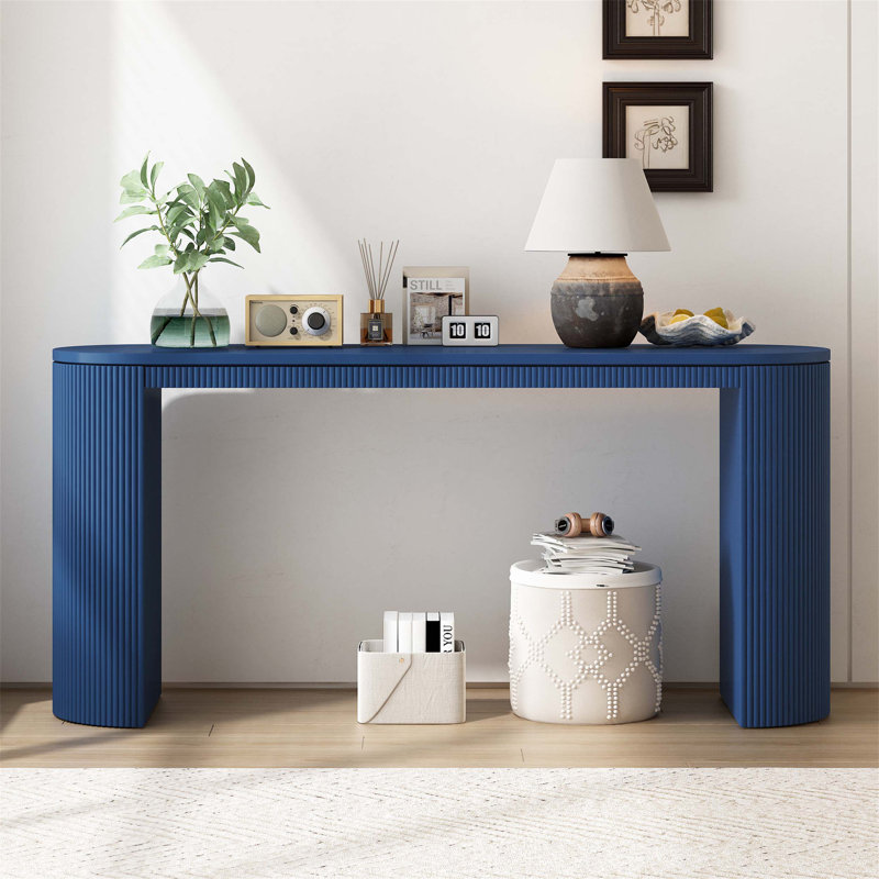 Console incurvée à rayures verticales distinctives, parfaite pour rehausser la décoration intérieure et ajouter de la fonctionnalité