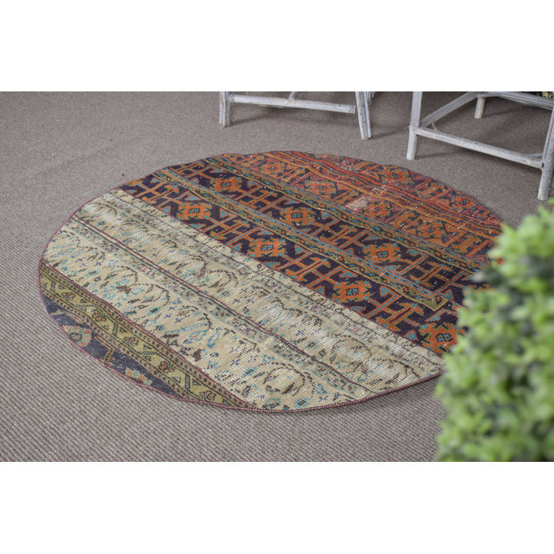 Tapis turc rétro vintage dans des tons orange chaud, parfait pour la cuisine et le vestibule