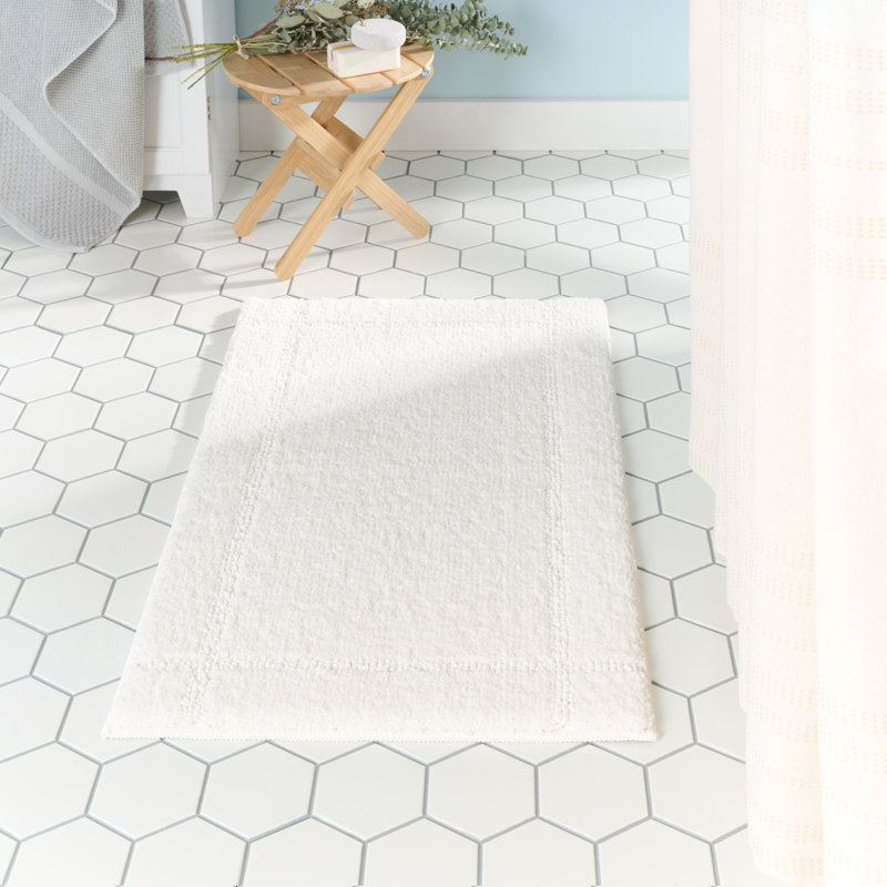 TOWN & COUNTRY EVERYDAY Ultra Plush Solid Tufted Border Machine Washable Bath Mat 20"x32", White