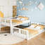 Lit simple blanc au-dessus d'un lit superposé avec lit de chambre fonctionnel avec option de sommeil confortable pour les pièces partagées