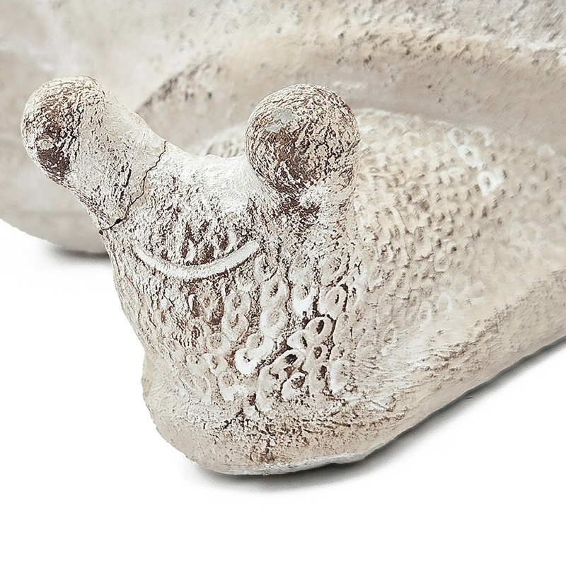 La jardinière texturée beige sable et ciment 9,5 x 8,3 x 6 pouces, un accessoire décoratif pour votre pot à fleurs avec finition, ajoute un élément naturel à la pièce