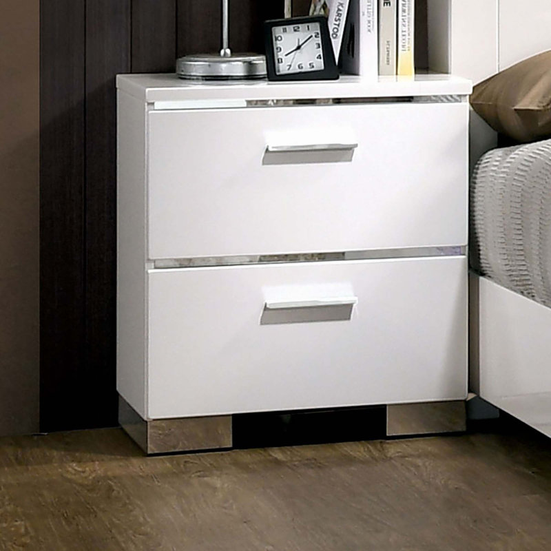 Table de chevet blanche avec chargeur USB et pieds chromés