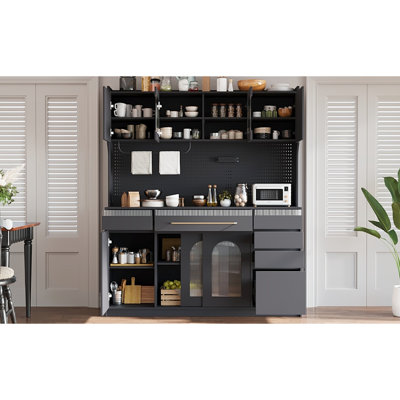 Buffet de 63 po de largeur avec amplement d'espace de rangement. 6 tiroirs, 5 armoires à tablettes réglables. Noir, porte-serviettes, prise de courant pour une cuisine pratique. Efficace