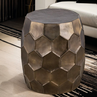 Table de bout ovale en aluminium de 21 po, conception hexagonale martelée à la main, base dorée lustrée, table de bout contemporaine moderne de 21 po de hauteur avec diamant idéale pour le salon, la chambre à coucher ou le salon.