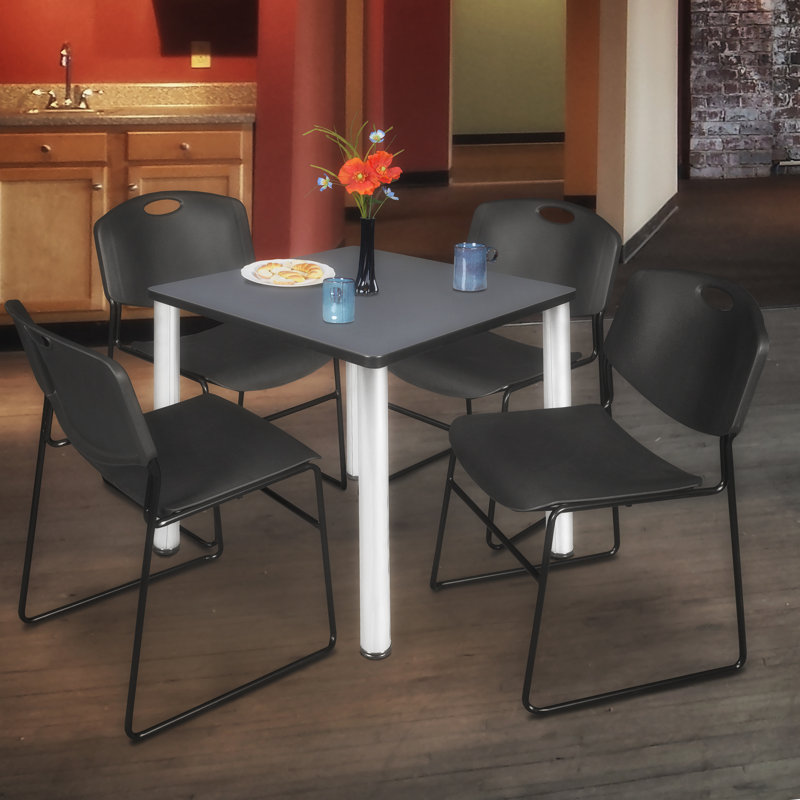 Plateau de table Kee Square, 4 chaises empilables Zeng, H 29 po x l 30 po x P 30 po, Gris / Chrome, Noir