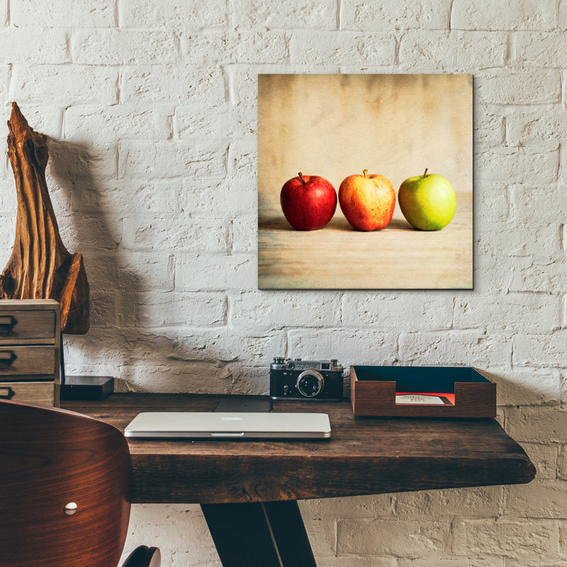 «Row Of Antique Fruit» par Tom Quartermaine, H 12 po x l 12 po x P 0,13 po