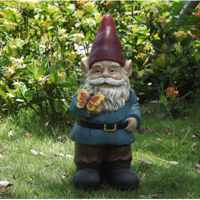Statue de nain de jardin tenant un papillon