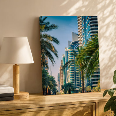 Reproduction d'art sur toile, "Scène urbaine vibrante" mettant en vedette de grands palmiers dans l'art mural