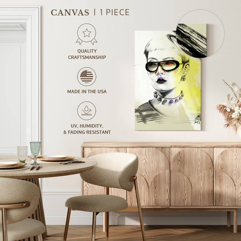 Femme Leisha avec des lunettes, H 36 po x l 24 po
