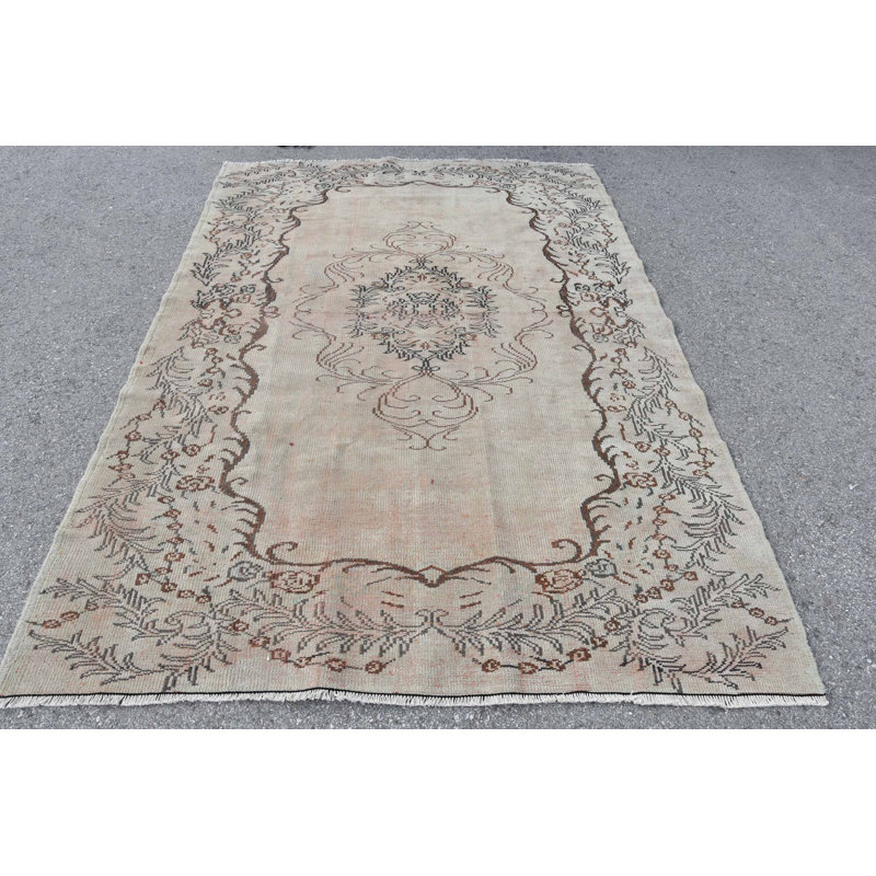 Tapis turc rétro fait à la main avec un élégant motif floral dans des tons de beige doux et de brun brun / beige