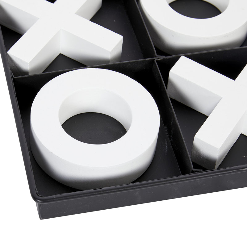 Jeu de tic tac toe noir avec pièces blanches