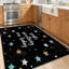 Tapis d'intérieur noir lavable à la machine, avec lettrage et gribouillis.-894638091