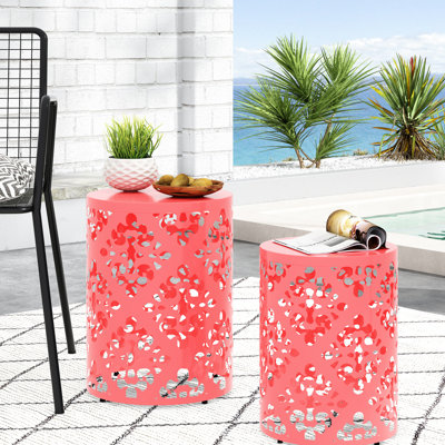 Ensemble de 2 tables d'appoint élégantes en métal, design ajouré en fer, couleur corail, structure thermolaquée, livrées sans assemblage. Dimensions : 35 x 35 x 45,7 cm (L x P x H) et 30 x 30 x 40 cm (H). Style moderne et soigné.