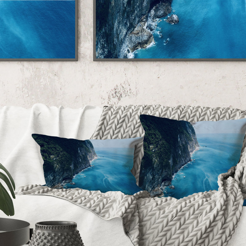 Coussin décoratif imprimé océanique et côtier Aeral View Of Ocean By The Mountains, 16 po x 16 po