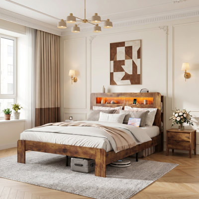Lit plateforme en bois avec tête de lit à DEL, ports USB et rangement sous le lit