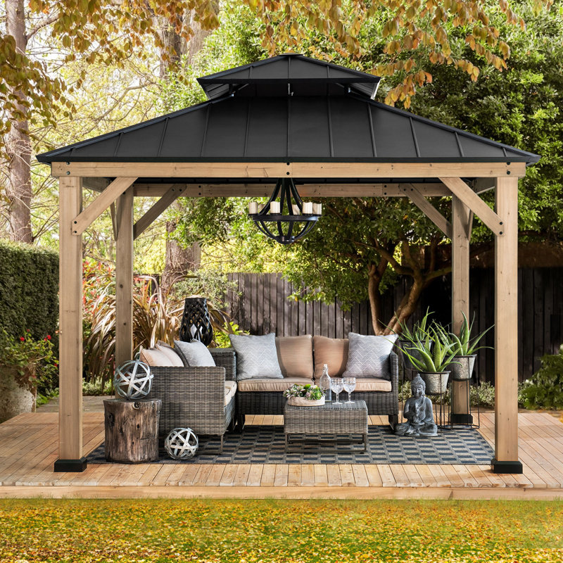 Gazebo d'extérieur Sunjoy de 3,35 m x 3,35 m (11 pi x 11 pi) avec structure en cèdre et toit rigide double en acier noir, idéal pour le jardin et la cour arrière.