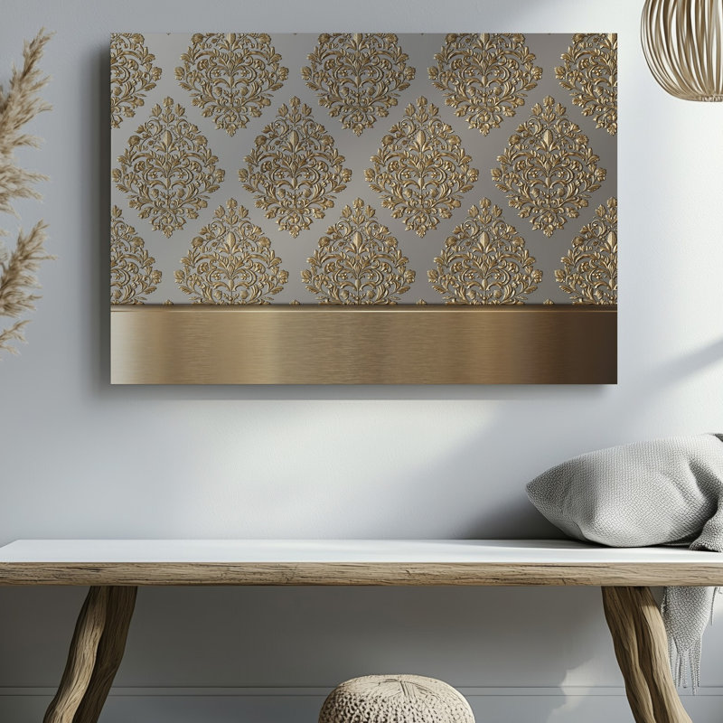 La toile crée un design de papier peint élégant avec un motif damassé complexe en or chatoyant contre un taupe doux