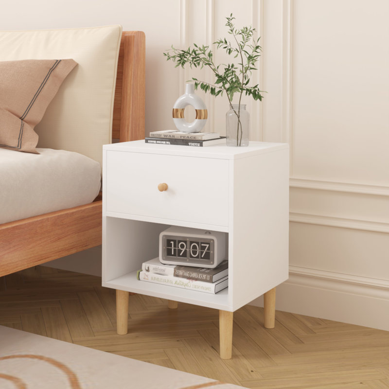 Table de chevet en bois avec un tiroir et une tablette pour enfants