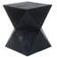 Table d'appoint légère en béton noir de 36,7 cm (14,43 pouces) avec finition peinte à la main et forme prismatique moderne pour la décoration de jardin. Conception abstraite et profonde, fini mat, usage intérieur uniquement.