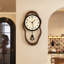 Horloge murale brune-129417711