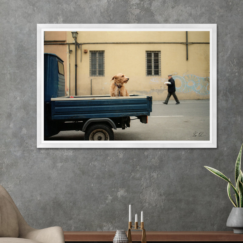 Lucca en attente, Cadre blanc, H 35,5 po x l 54,75 po x P 1,5 po