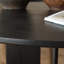 Table ronde simple en bois de frêne noir texturé-114982180