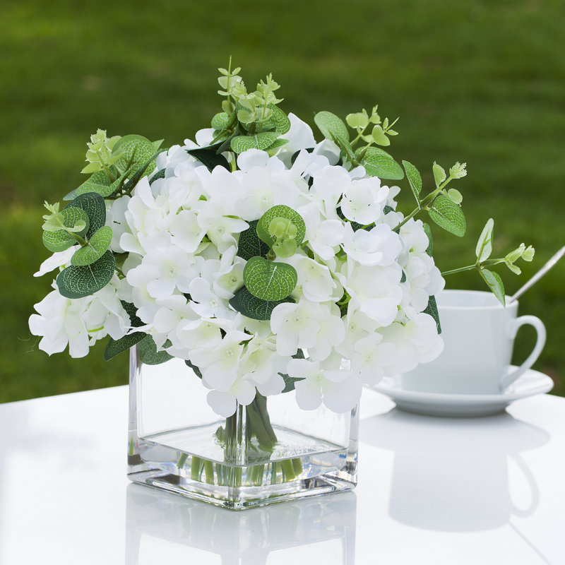 Centre de table d'hortensias dans un vase