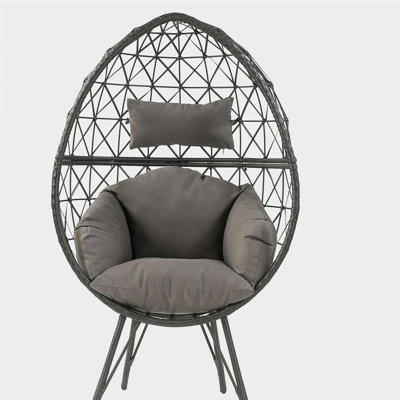 Chaise de patio gris clair et noire avec coussin rembourré