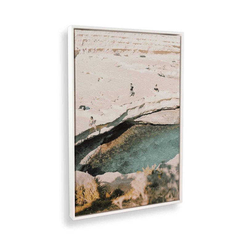 «Serenity by the Cove», reproduction sur toile, H 30,75 po x l 20,75 po x P 1,75 po, Cadre flottant blanc opaque