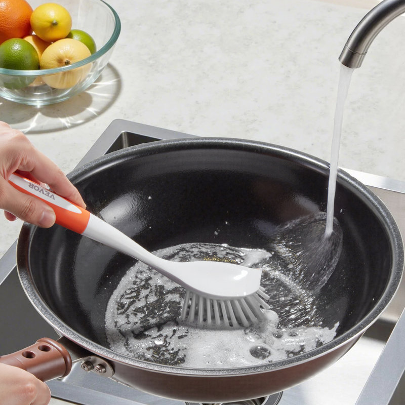 Brosse à vaisselle, paquet de 4 brosses de cuisine avec poignée en PP, brosses à vaisselle avec poils courbés, idéales pour les casseroles, poêles, éviers et cuisinières, 2 grises et 2 orange