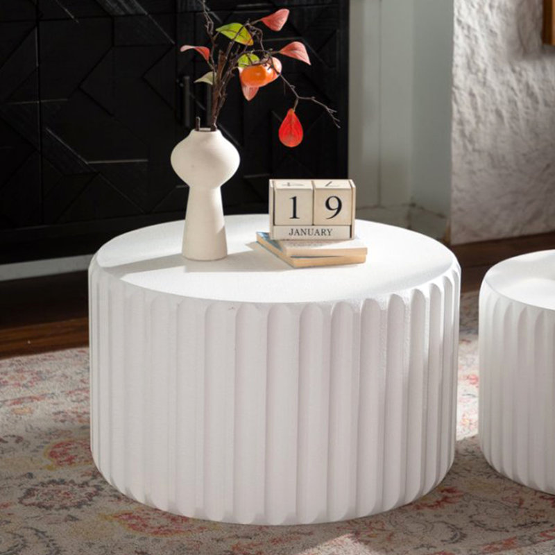 Ensemble de tables basses rondes festonnées blanches, 15.55" H x 46.46" W x 26.77" D