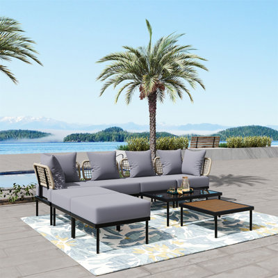 Ensemble de canapé d'extérieur luxueux avec tables polyvalentes pour se détendre et recevoir