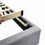 Structure de lit plateforme tapissier avec tête de lit en lin capitonné, ports USB, station de charge pratique, deux poches latérales, ne nécessite pas de sommier-273619360-273619361