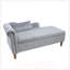 Luxueuse chaise longue en velours avec rangement, accoudoirs roulés et garniture cloutée pour un décor moderne et traditionnel