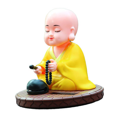Petit moine ornement solaire Auto Nodding Knocking Buddha Statue Jouet pour tableau de bord de voiture Décoration de bureau à la maison Cadeau du Nouvel An chinois jaune