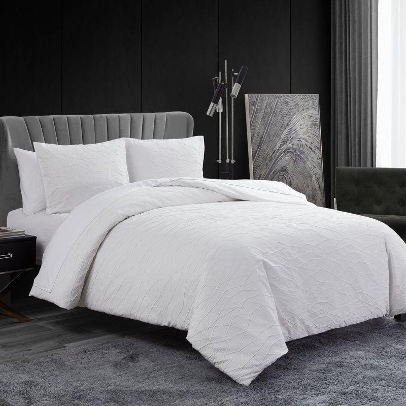 Vera Wang Abstract Crinkle White Duvet Cover Set, Queen, King Duvet Cover + 2 King Shams