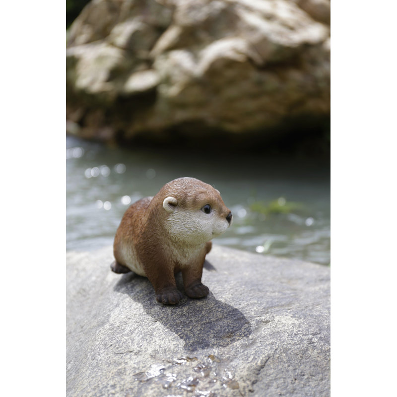 Statue de loutre inclinée vers l'avant