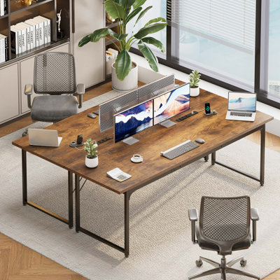 Bureau 71 po avec grand espace de travail, bureau personnel avec prises encastrées, bureau de direction avec ports USB