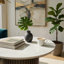 Table de bout Jeh, plateau rond blanc de 22 po, base cannelée, brun chêne