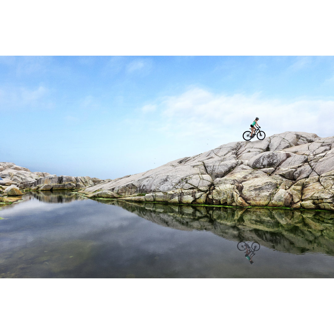 Frau auf Mountainbike von Stevecoleimages - Drucken