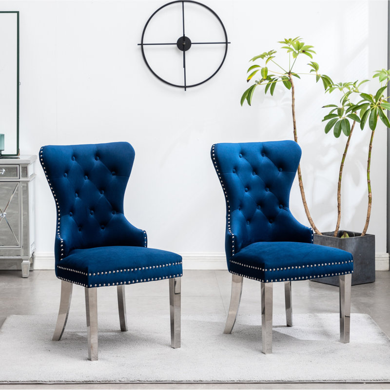 De 2 chaises en velours bleu, 2 chaises rembourrées et de construction avec base en bois massif à garniture cloutée, Bleu
