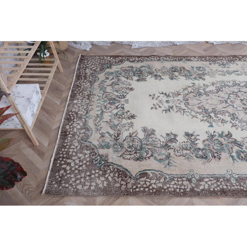 Le tapis turc beige rétro rehausse l'élégance élégante de tout salon ou salon spacieux