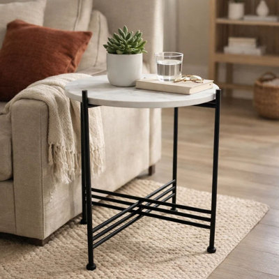 Table d'appoint Azik, plateau rond en verre d'aspect marbre blanc de 16 pouces, fer noir